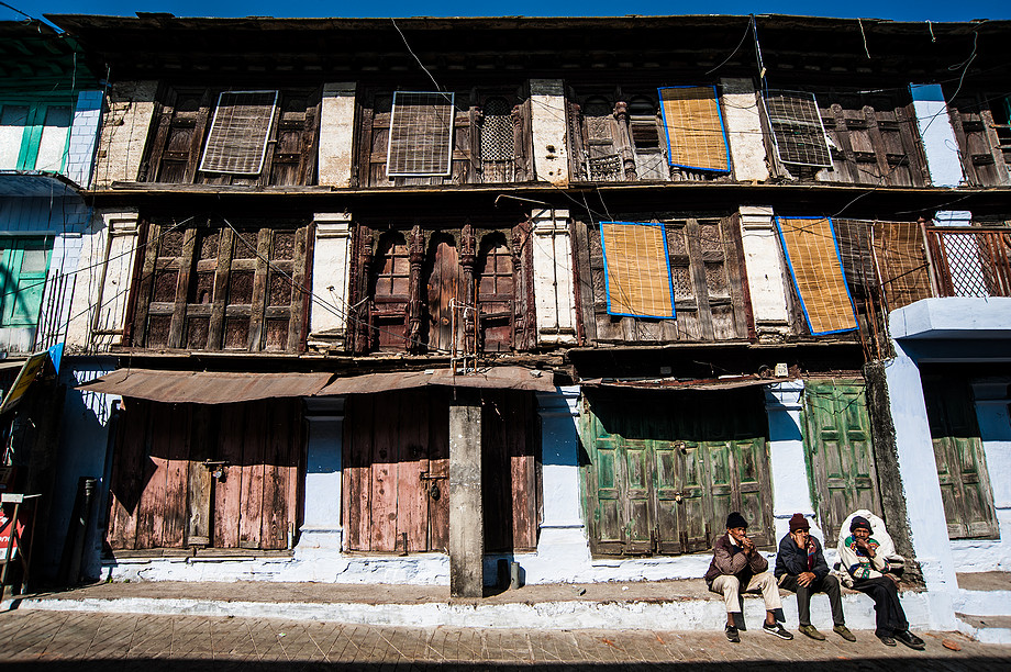 Stary budynek w mieście Almora (Kumaon, Uttarakhand) (Indie. Dzień jak co dzień.)